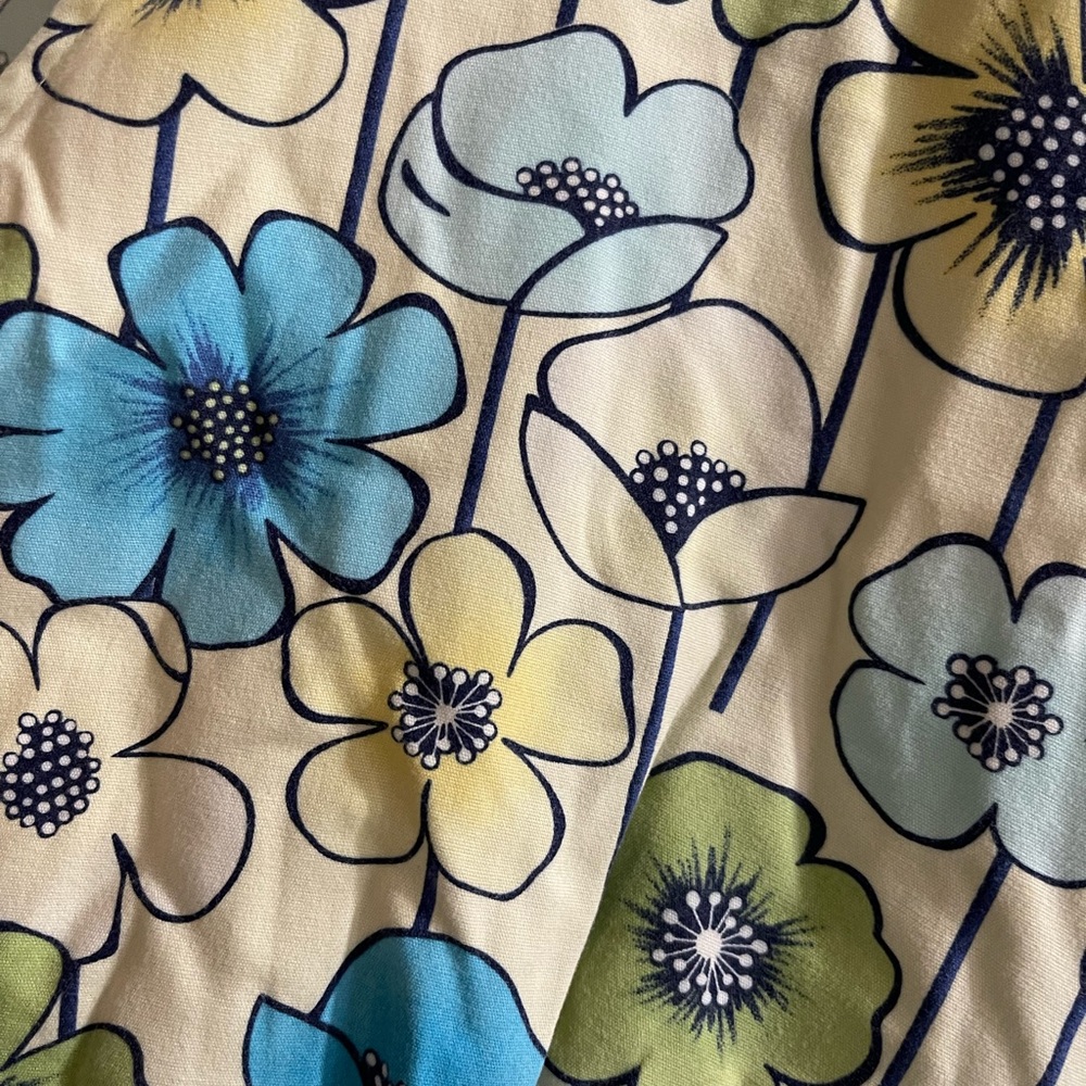 Pale yellow XL Scrub Top - Picture 2 of 3